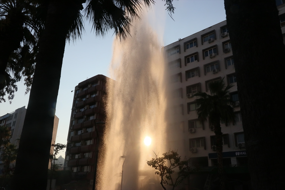 İzmir'de su borusu patladı