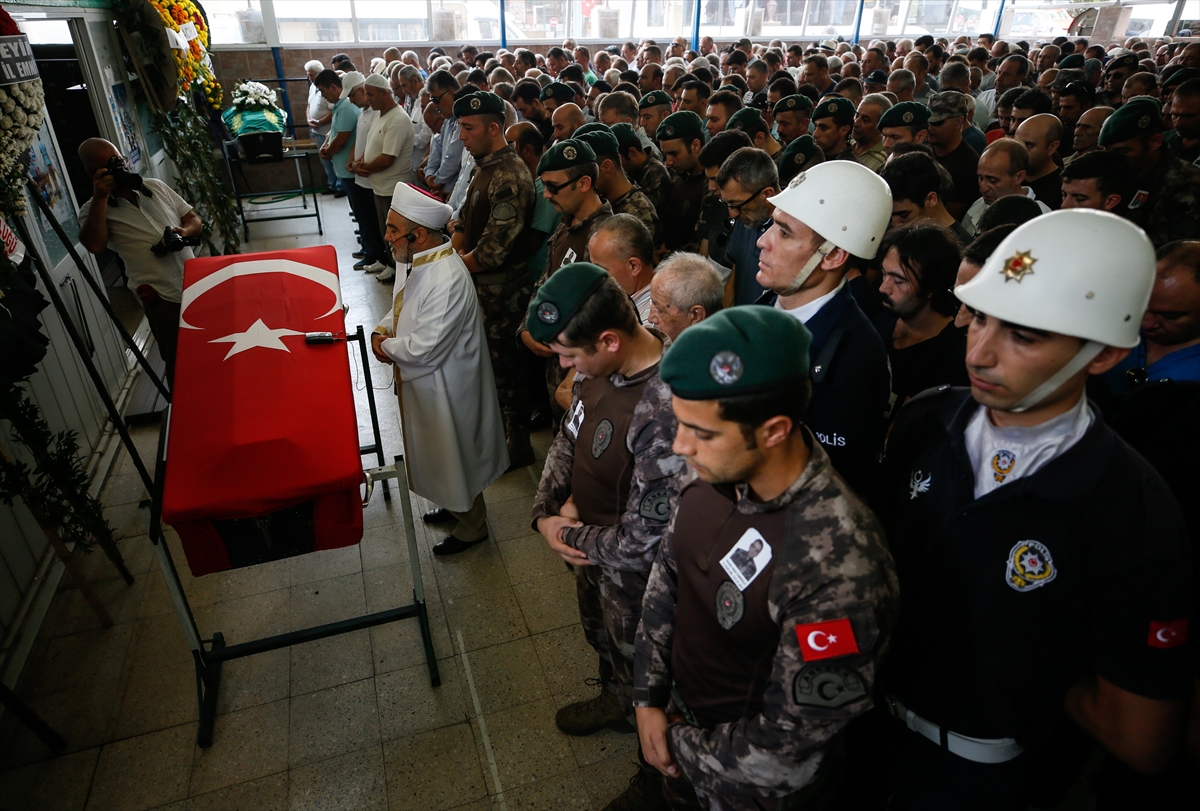 Şehit özel harekat polisi İzmir'de son yolculuğuna uğurlandı