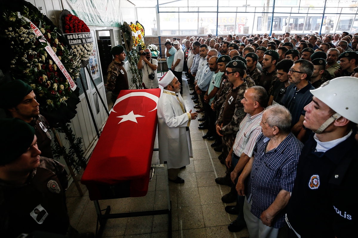 Şehit özel harekat polisi İzmir'de son yolculuğuna uğurlandı