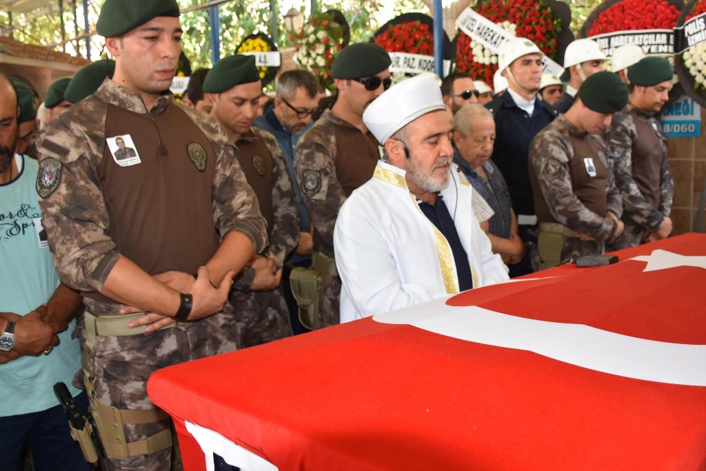 Şehit özel harekat polisi İzmir'de son yolculuğuna uğurlandı