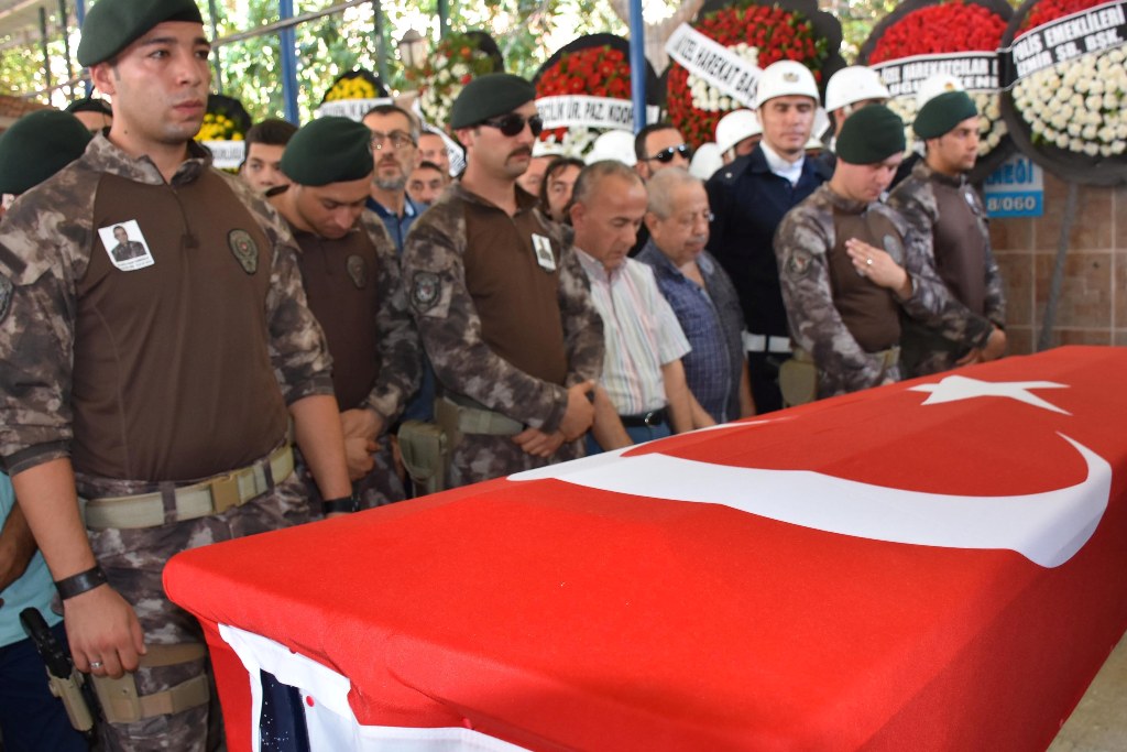 Şehit özel harekat polisi İzmir'de son yolculuğuna uğurlandı