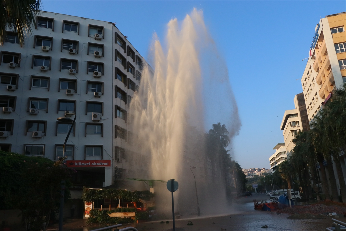 İzmir'de su borusu patladı
