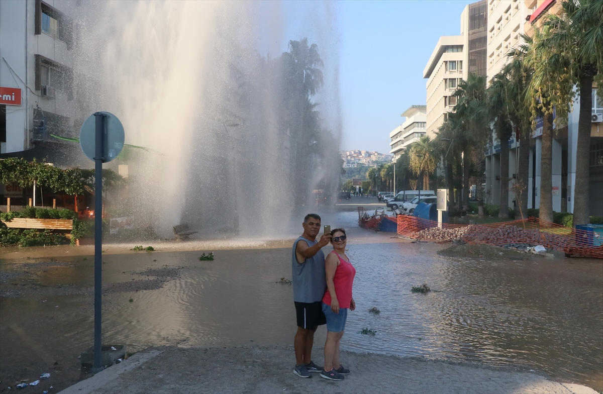 İzmir'de su borusu patladı