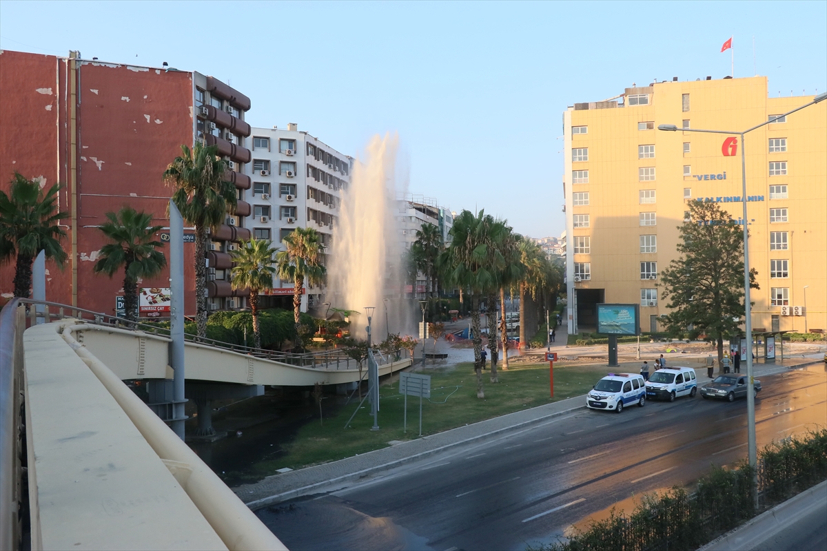 İzmir'de su borusu patladı