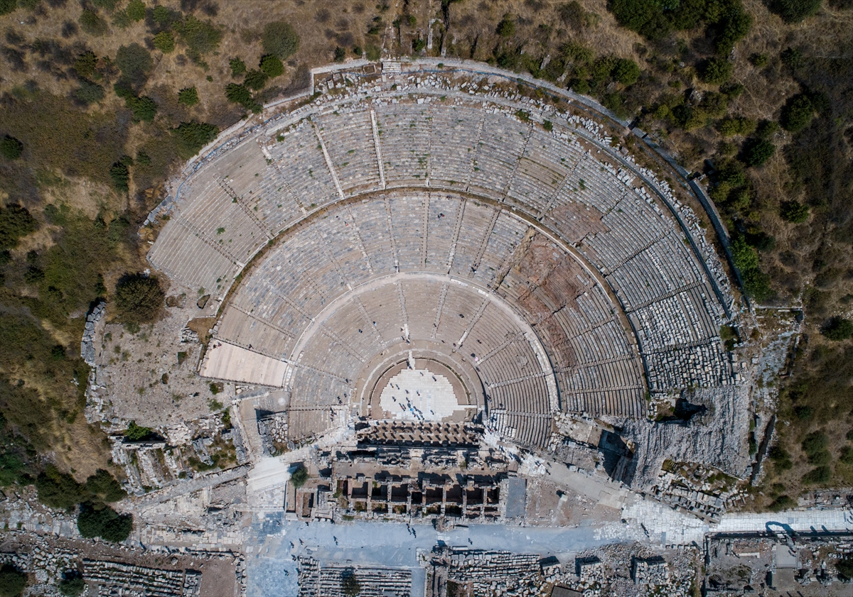 Efes 8500 yıllık yolculuğa çıkarıyor!