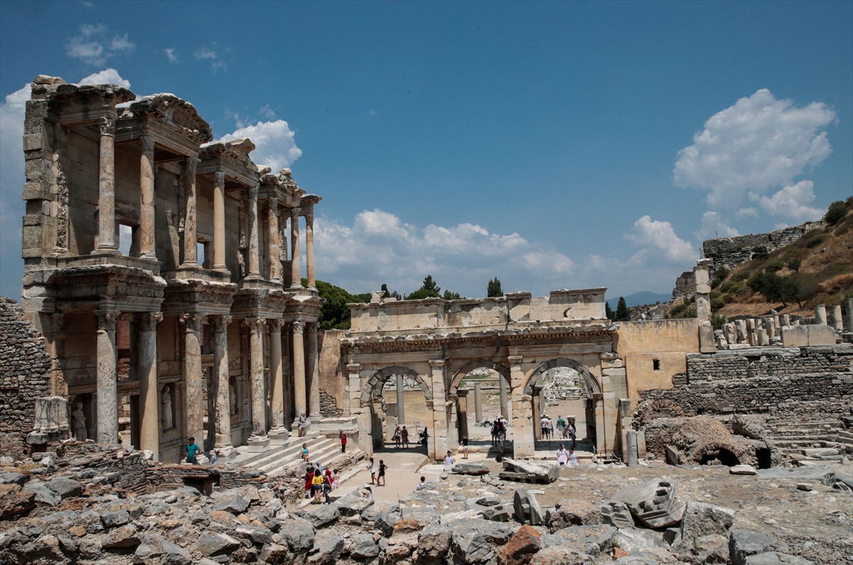 Efes 8500 yıllık yolculuğa çıkarıyor!