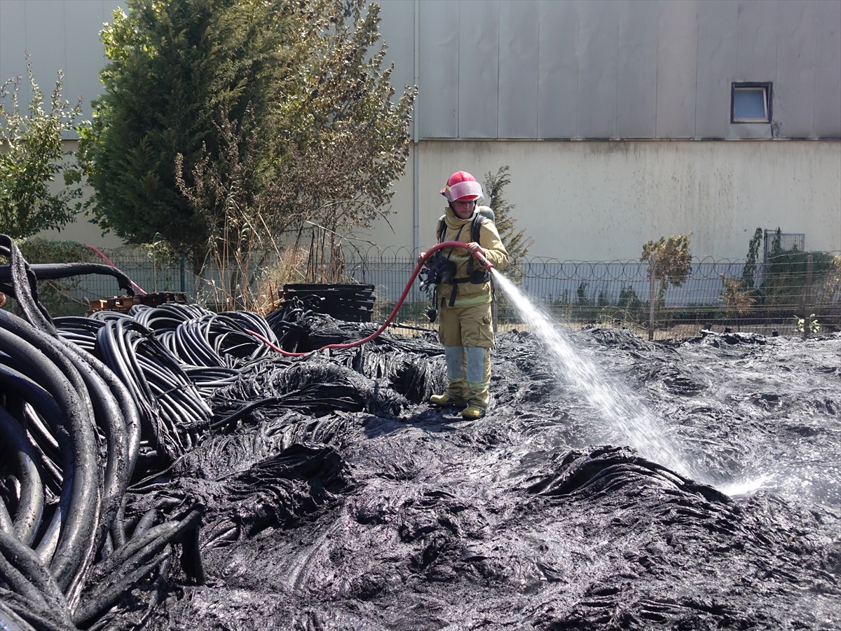 İzmir'de korkutan fabrika yangnı