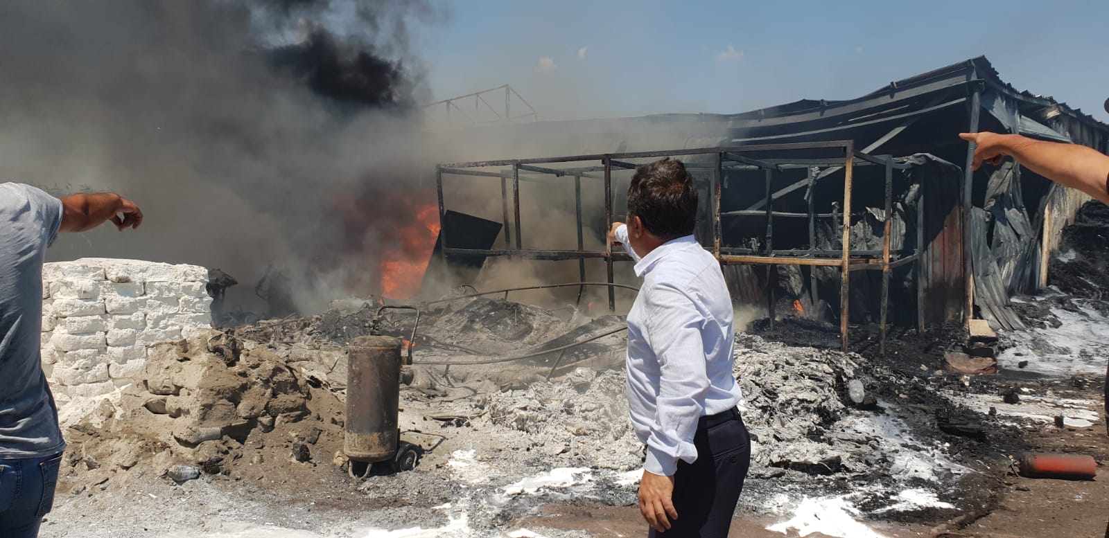 İzmir'de korkutan fabrika yangnı