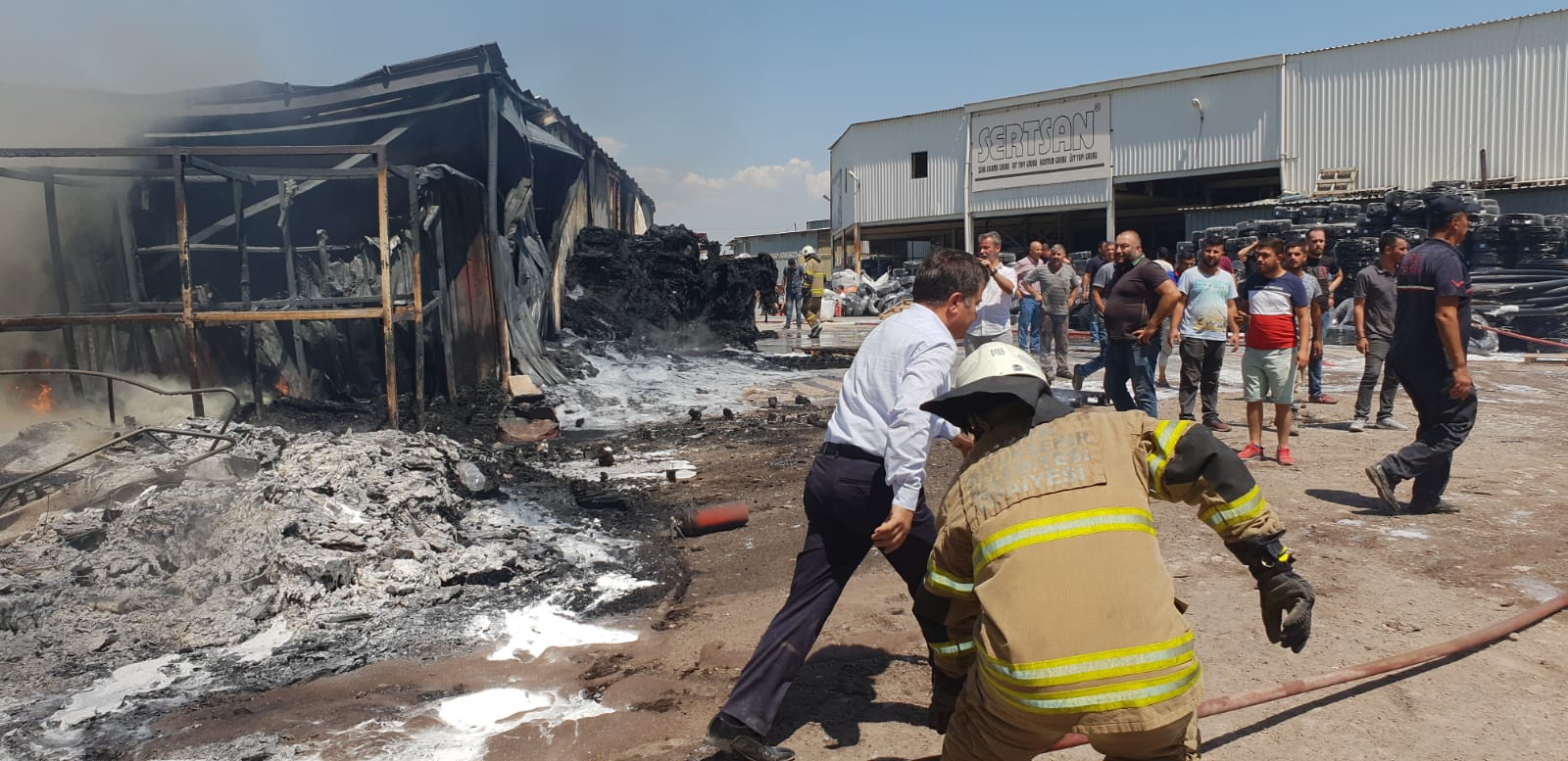 İzmir'de korkutan fabrika yangnı