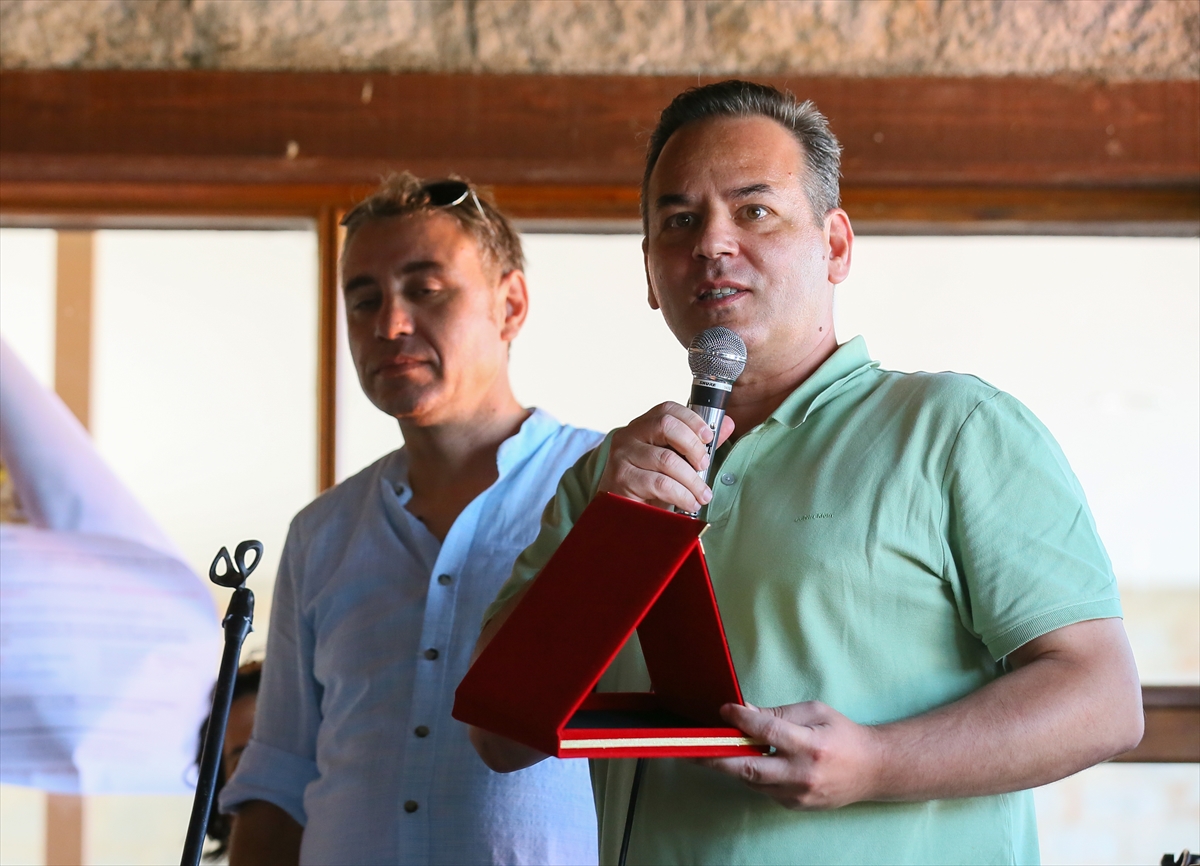 Müzikle terapi için kampta buluştular