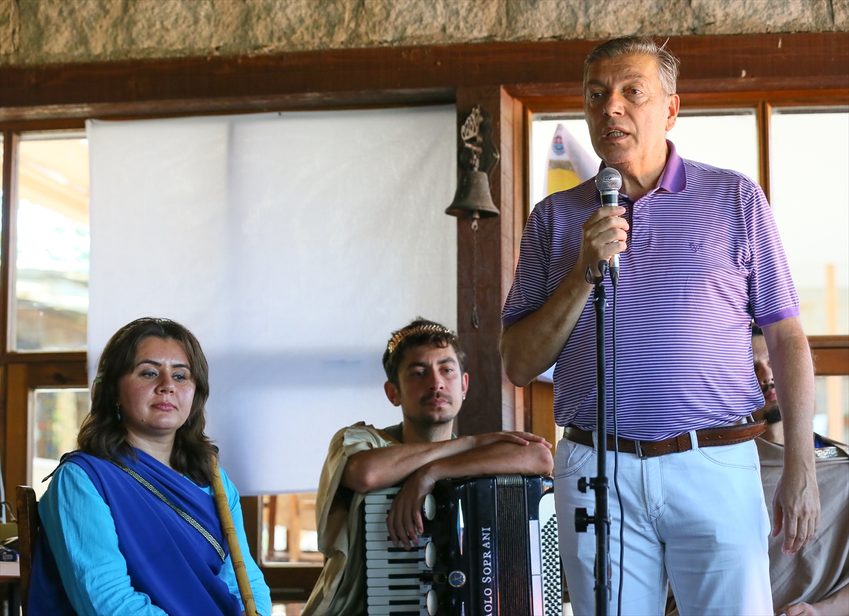 Müzikle terapi için kampta buluştular