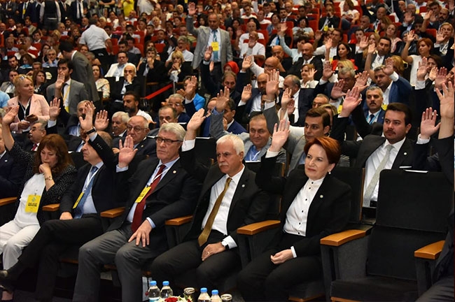 İYİ Parti kurultayından dikkat çeken kareler