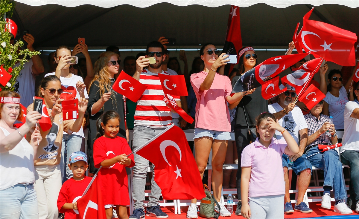 İzmir'de 'Zafer' sevinci