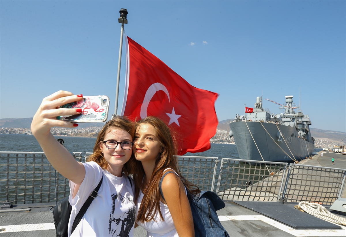 Savaş gemileri vatandaşların ziyaretine açıldı