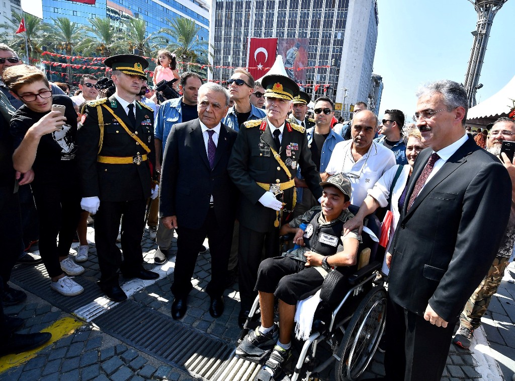 İzmir'de 'Zafer' sevinci