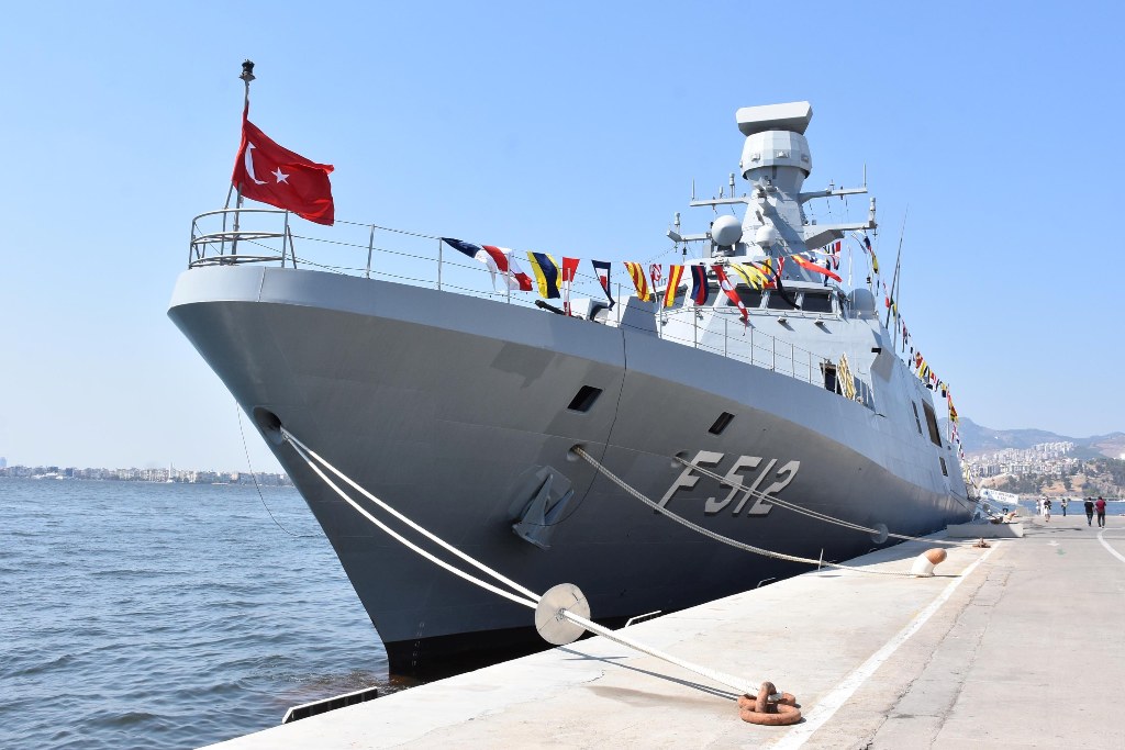 Savaş gemileri vatandaşların ziyaretine açıldı