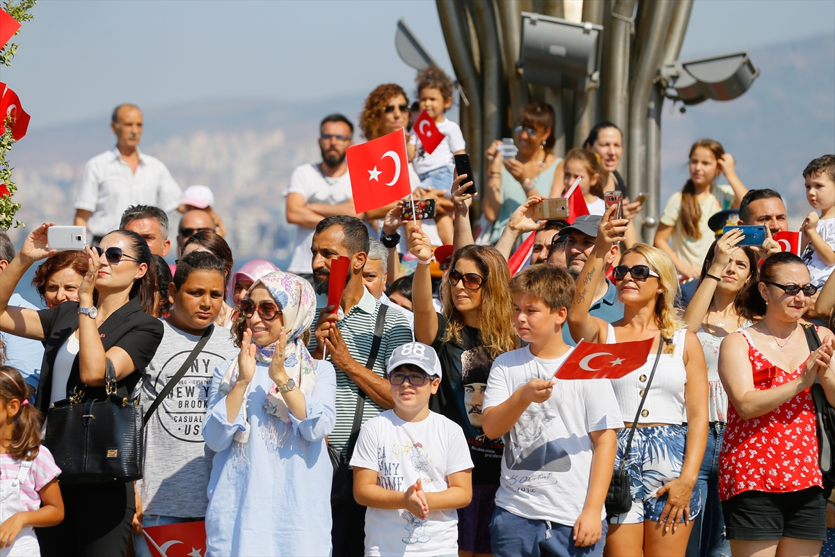 İzmir'de 'Zafer' sevinci