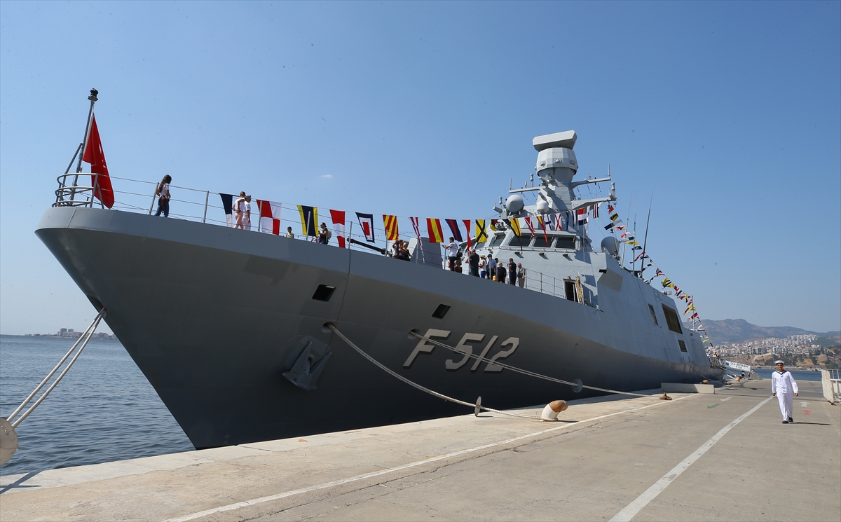 Savaş gemileri vatandaşların ziyaretine açıldı