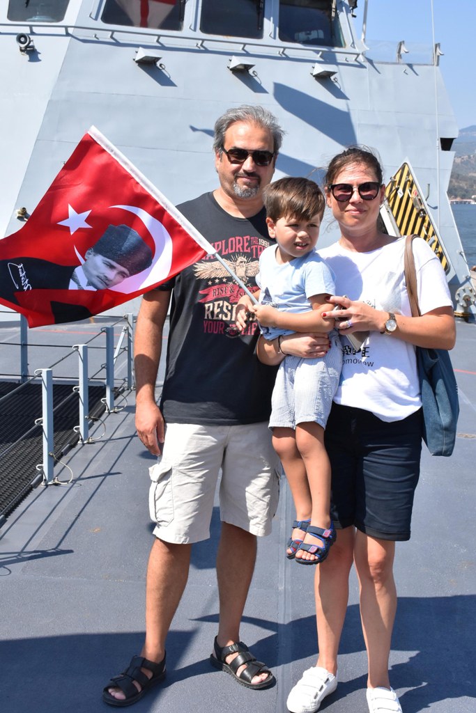 Savaş gemileri vatandaşların ziyaretine açıldı