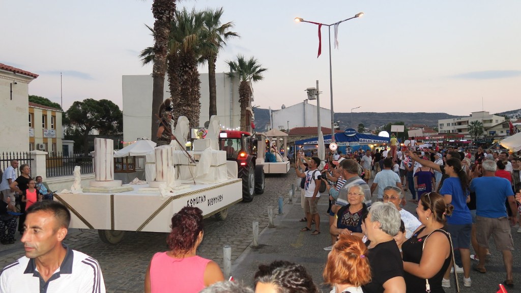Foça'da 'tarihi' kortej