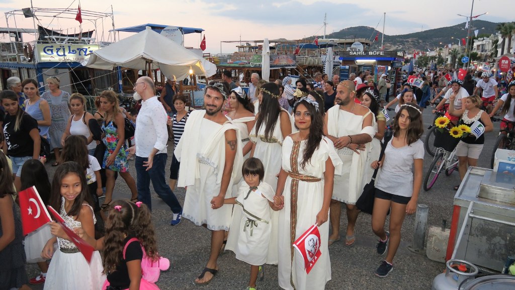 Foça'da 'tarihi' kortej