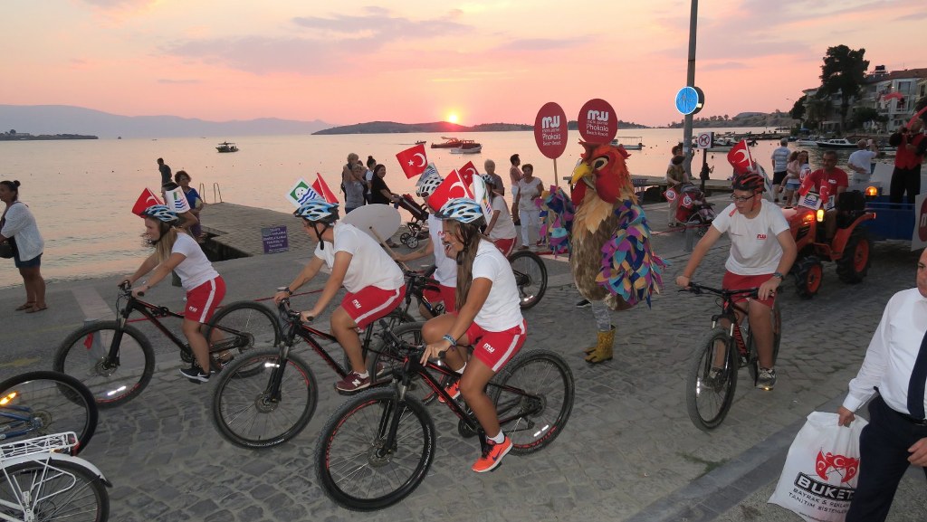 Foça'da 'tarihi' kortej