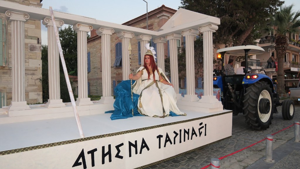 Foça'da 'tarihi' kortej