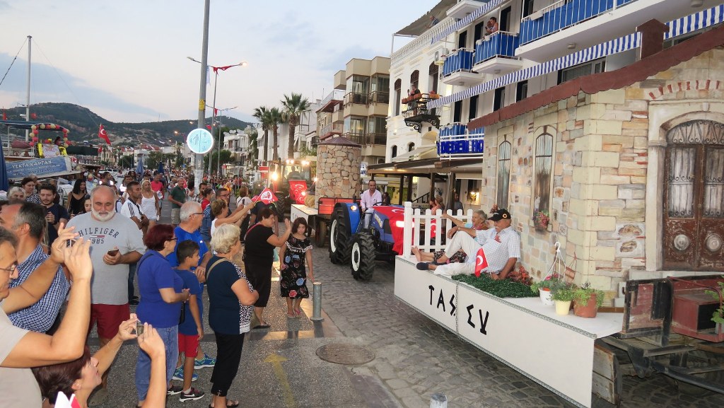 Foça'da 'tarihi' kortej