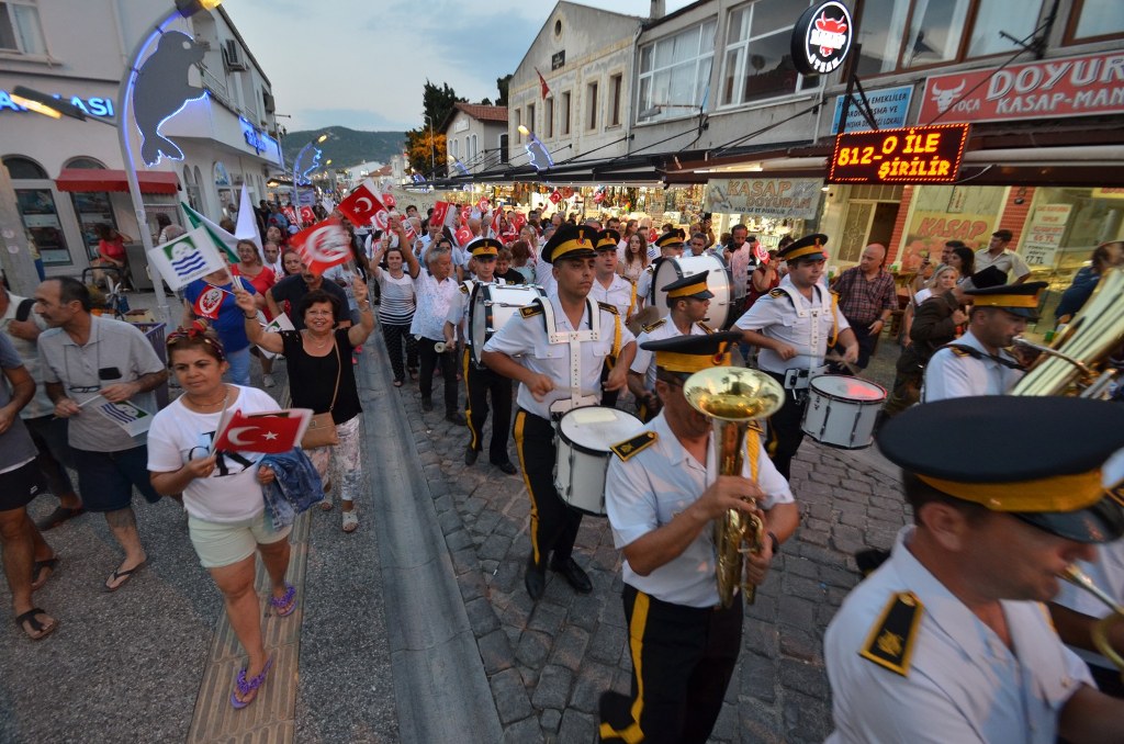 Foça'da 'tarihi' kortej