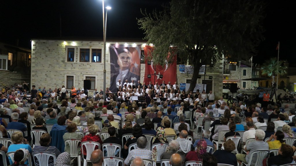 Foça'da 'tarihi' kortej