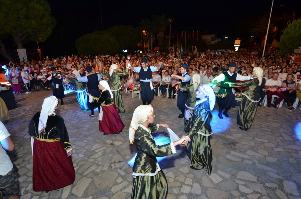 Foça'da 'tarihi' kortej