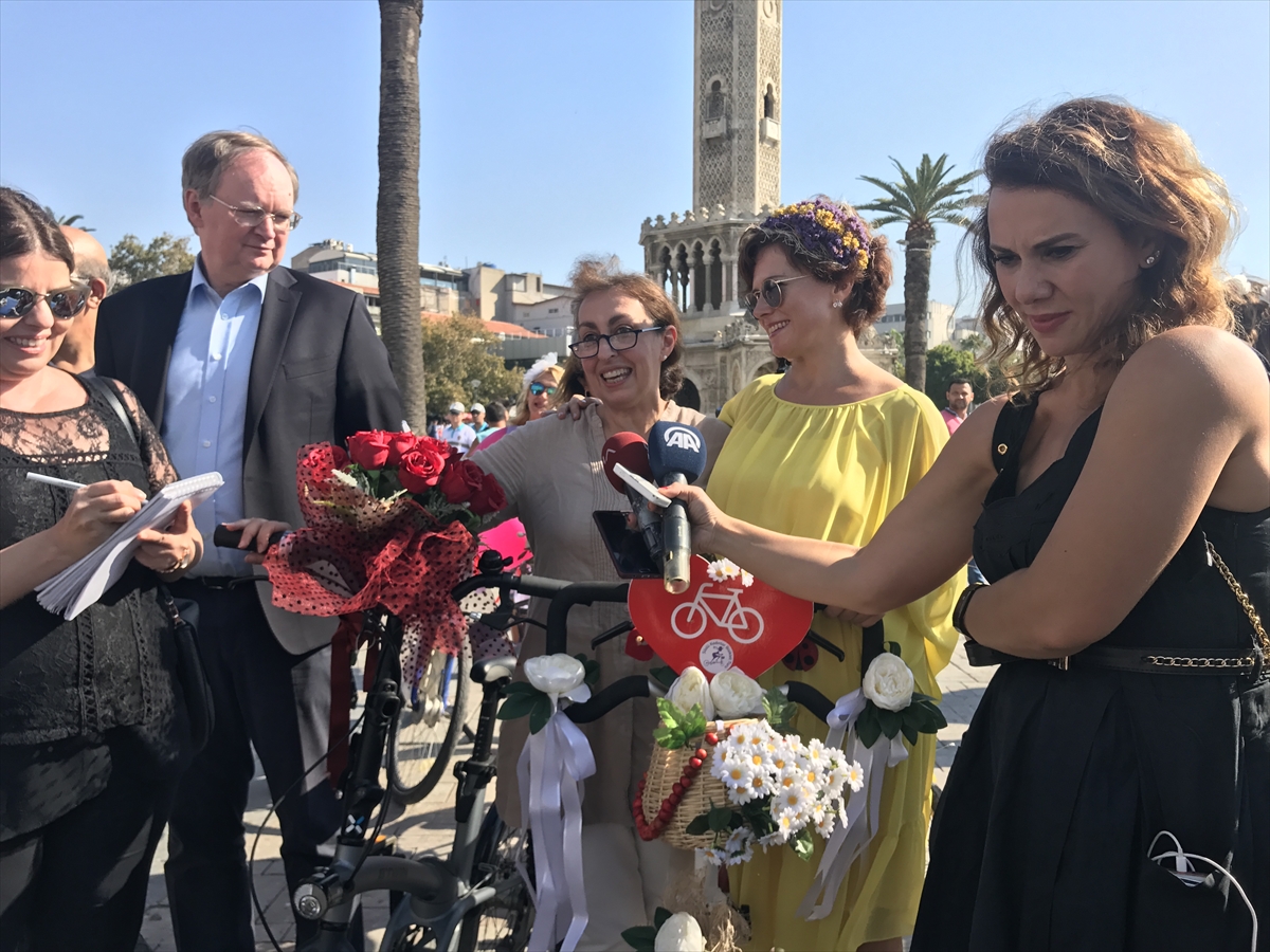 İzmir'de 'Süslü Kadınlar'dan bisiklet turu