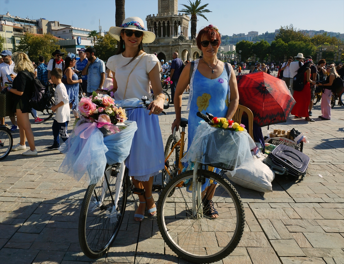 İzmir'de 'Süslü Kadınlar'dan bisiklet turu