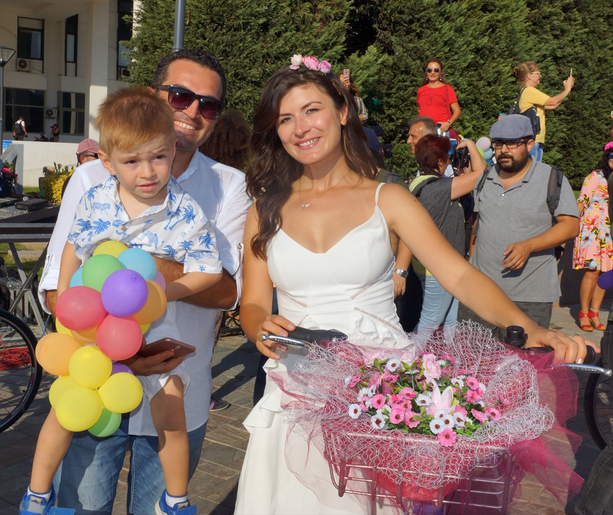 İzmir'de 'Süslü Kadınlar'dan bisiklet turu