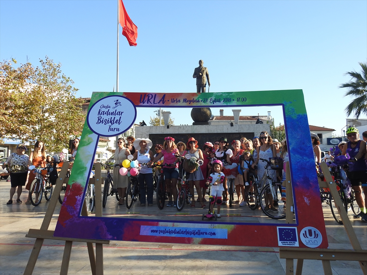 İzmir'de 'Süslü Kadınlar'dan bisiklet turu
