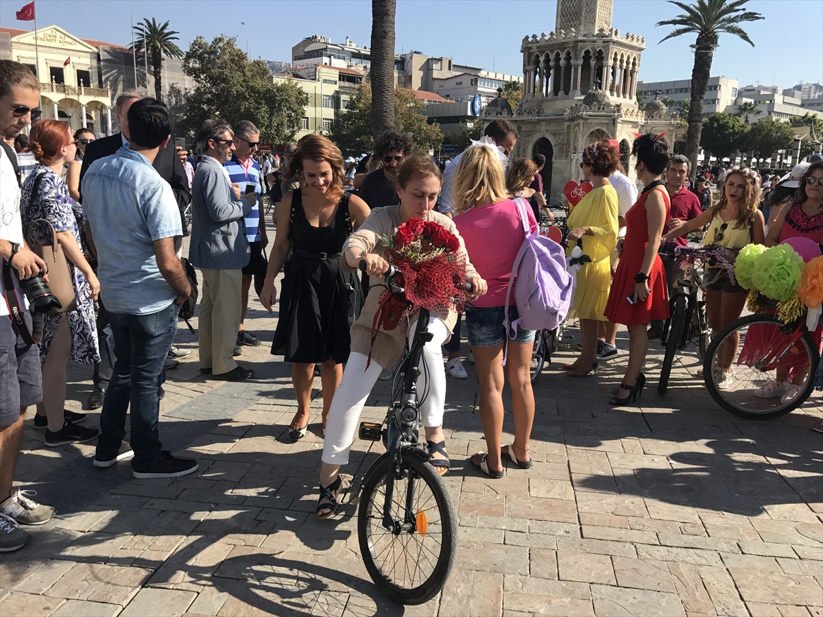 İzmir'de 'Süslü Kadınlar'dan bisiklet turu