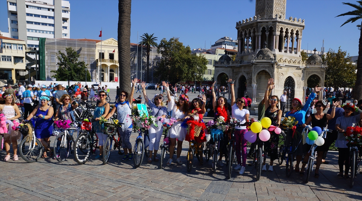 İzmir'de 'Süslü Kadınlar'dan bisiklet turu