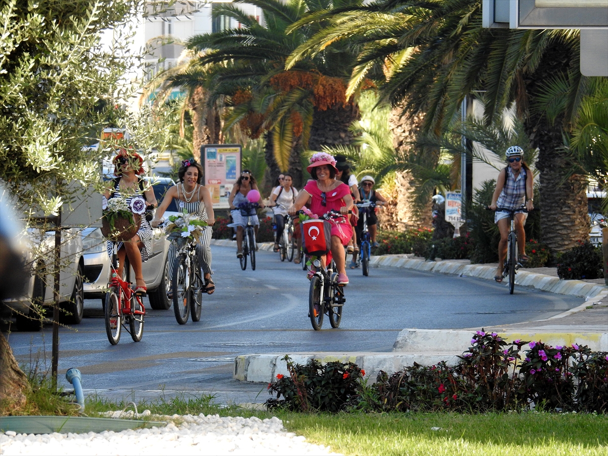 İzmir'de 'Süslü Kadınlar'dan bisiklet turu