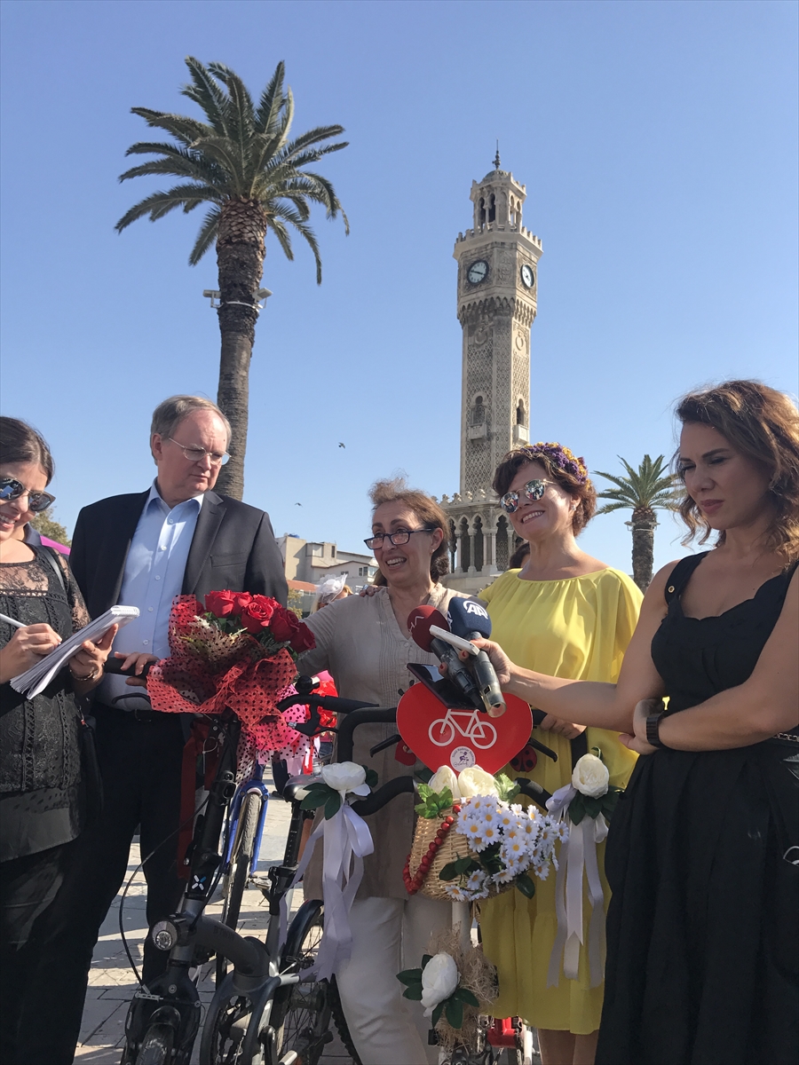 İzmir'de 'Süslü Kadınlar'dan bisiklet turu