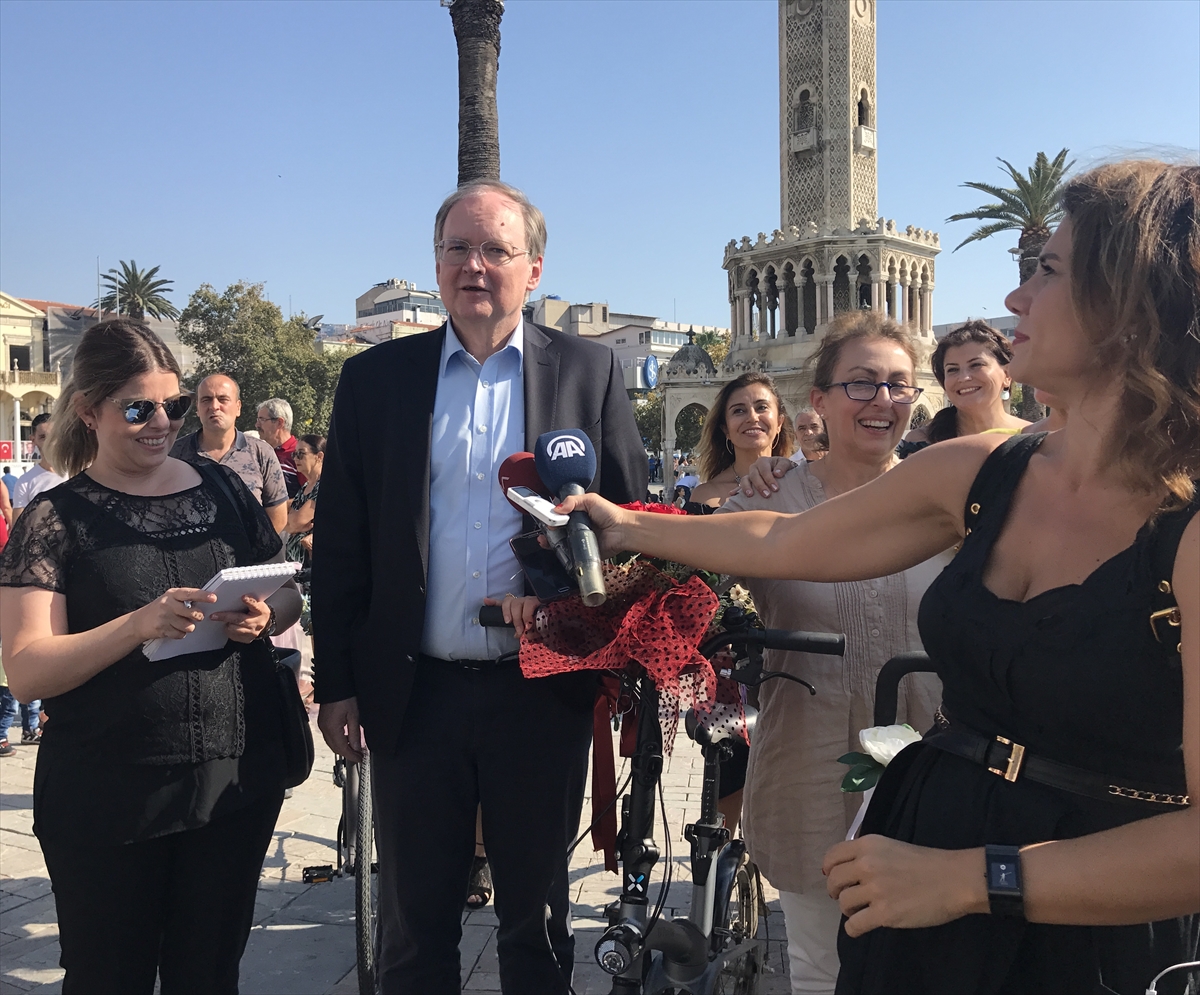 İzmir'de 'Süslü Kadınlar'dan bisiklet turu