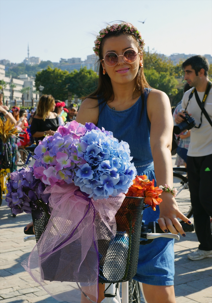 İzmir'de 'Süslü Kadınlar'dan bisiklet turu