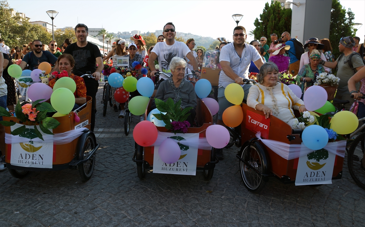 İzmir'de 'Süslü Kadınlar'dan bisiklet turu