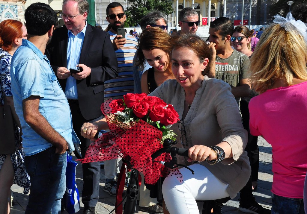 İzmir'de 'Süslü Kadınlar'dan bisiklet turu