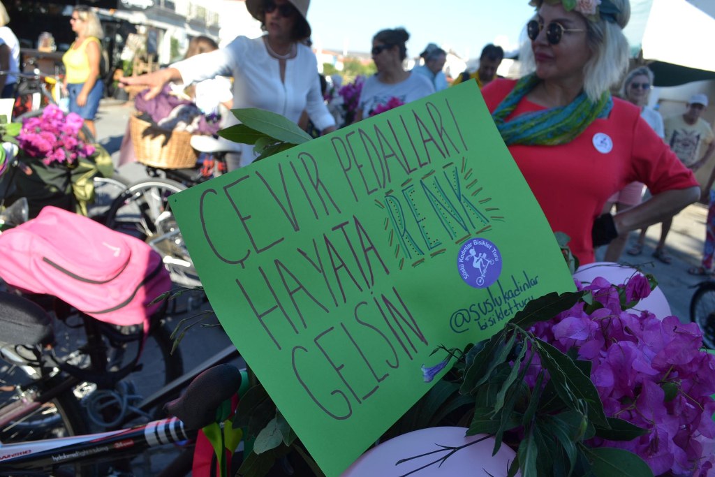 İzmir'de 'Süslü Kadınlar'dan bisiklet turu