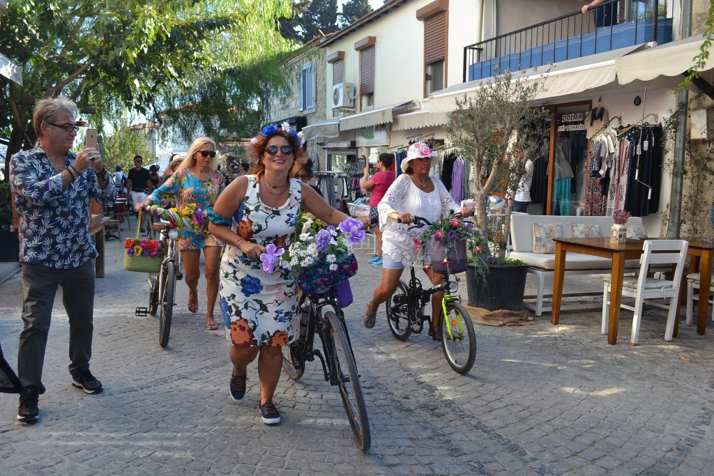 İzmir'de 'Süslü Kadınlar'dan bisiklet turu
