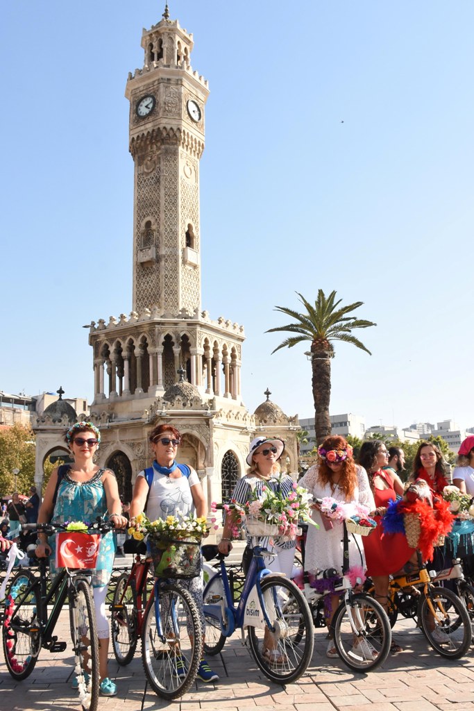 İzmir'de 'Süslü Kadınlar'dan bisiklet turu