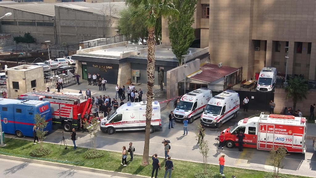 İzmir Adliyesi'nde gaz paniği
