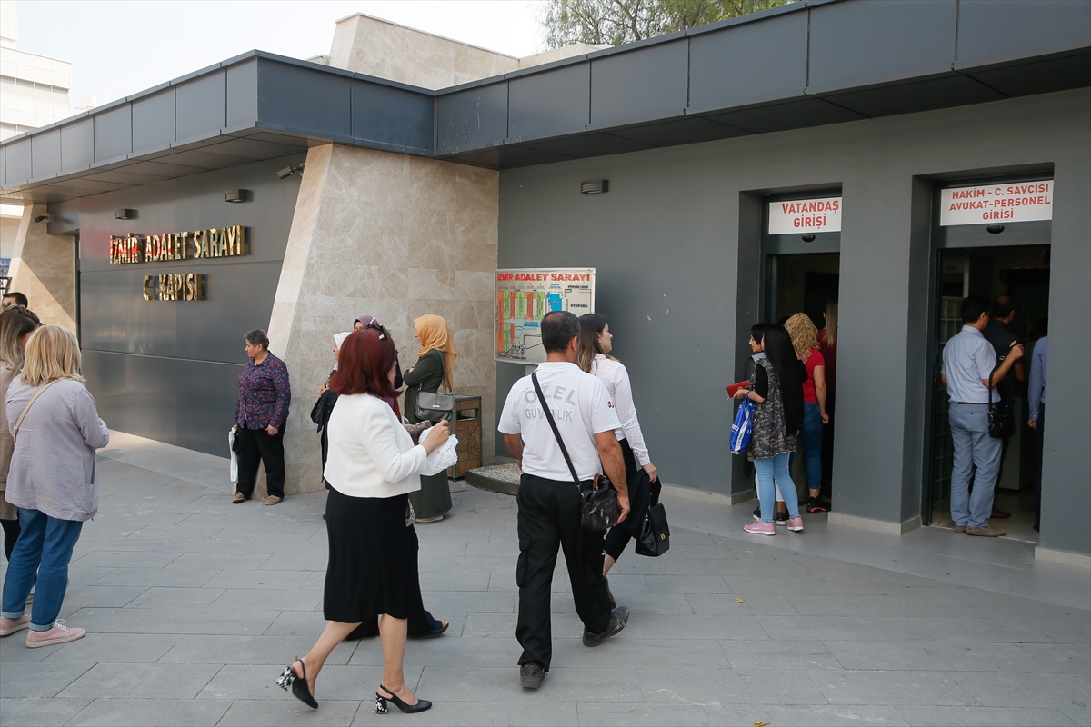 İzmir Adliyesi'nde gaz paniği