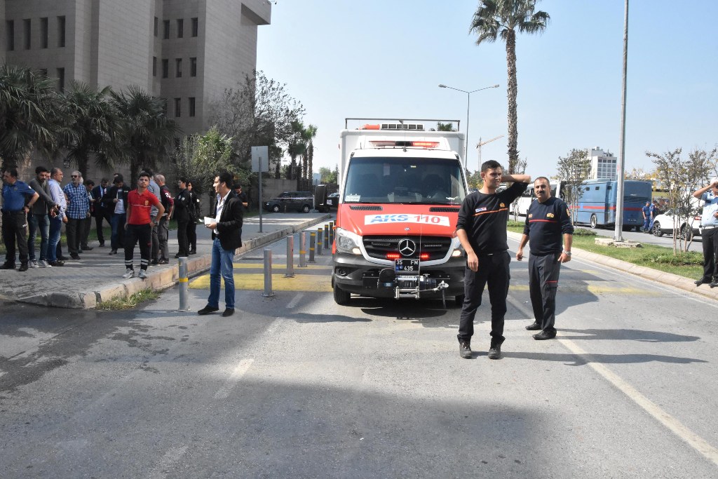 İzmir Adliyesi'nde gaz paniği