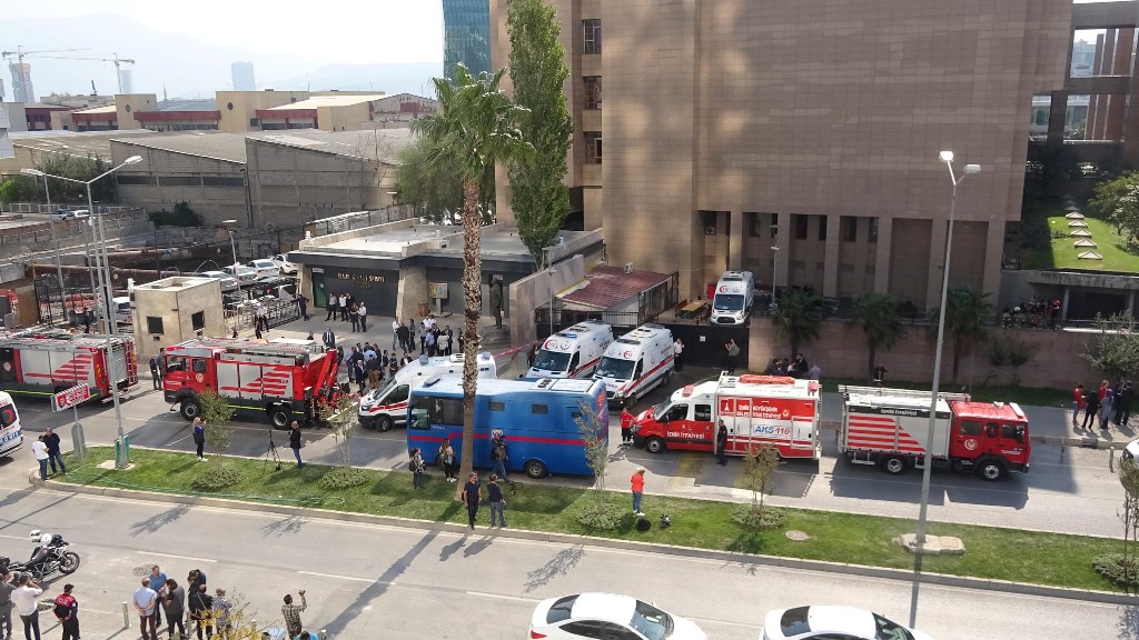 İzmir Adliyesi'nde gaz paniği
